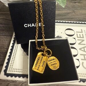 CHANEL Vintage Gold‎ Rue Cambon Dog Tag Charm Collar Pendant Necklace